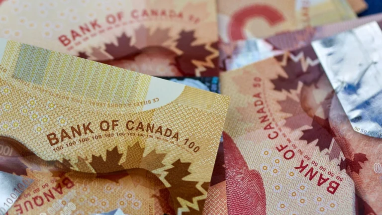La résilience du dollar canadien menacée alors que les banquiers centraux se réunissent