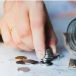 Quatre Français sur dix continuent de payer cette dépense « fantôme » sans s’en rendre compte ni s’en soucier, ce qui alourdit inutilement leur budget de plusieurs centaines d’euros par an