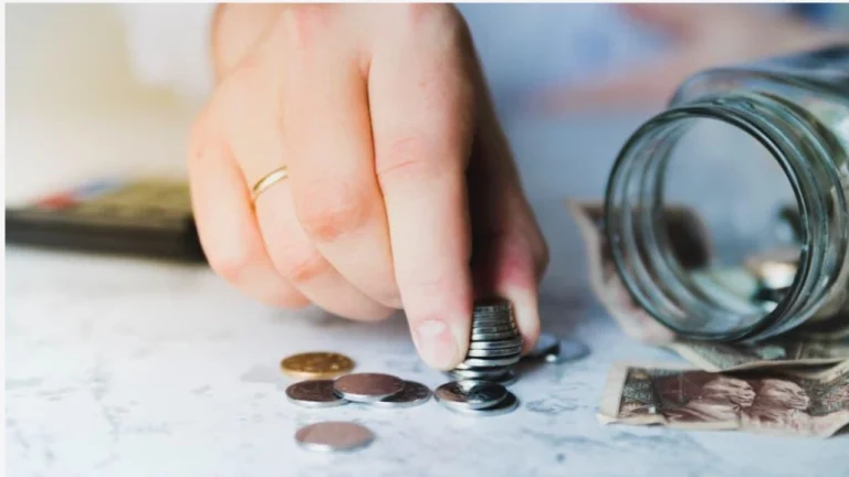 Quatre Français sur dix continuent de payer cette dépense « fantôme » sans s’en rendre compte ni s’en soucier, ce qui alourdit inutilement leur budget de plusieurs centaines d’euros par an