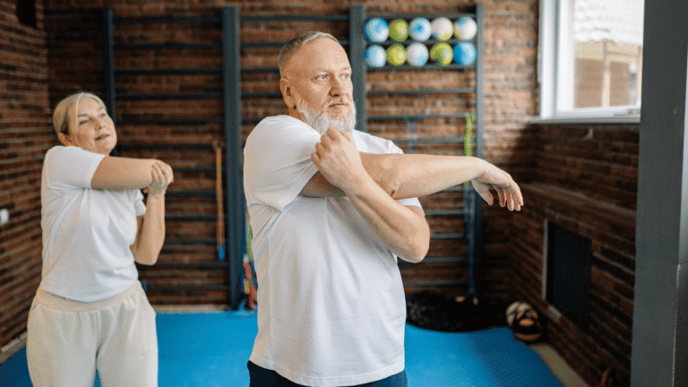 5 Exercices Debout pour Retrouver une Force Complète du Corps Après 50 Ans Sans Salle de Sport