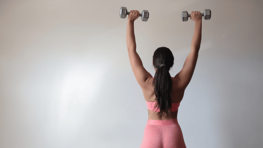 5 Exercices avec Haltères pour Renforcer les Abdominaux Après 60 Ans et Retrouver la Stabilité