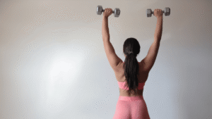 5 Exercices avec Haltères pour Renforcer les Abdominaux Après 60 Ans et Retrouver la Stabilité