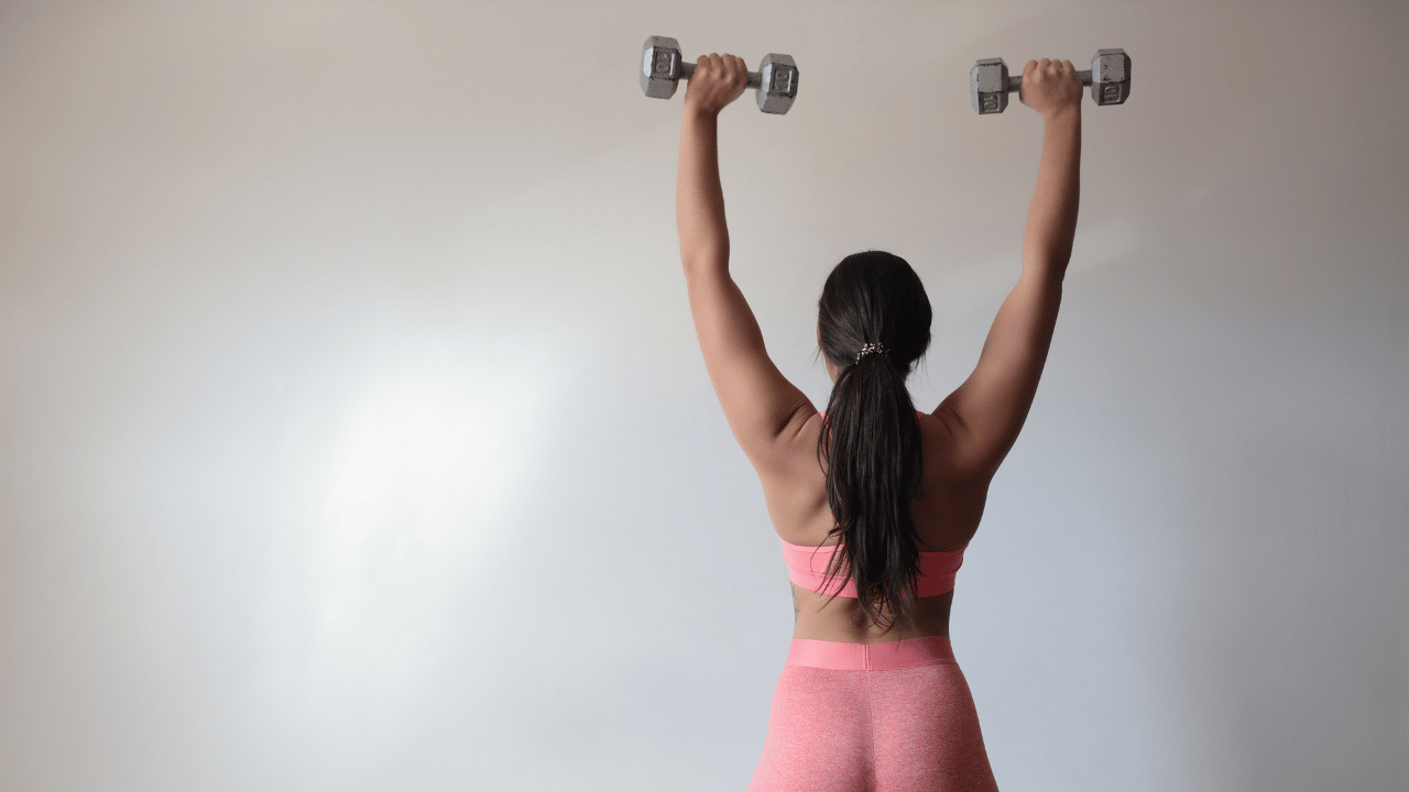 5 Exercices avec Haltères pour Renforcer les Abdominaux Après 60 Ans et Retrouver la Stabilité