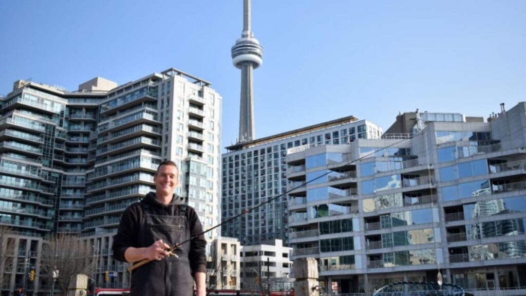 À la rencontre du pêcheur qui capture des poissons géants sur le front de mer de Toronto