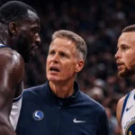 Draymond Green discute avec Kerr et Curry, avant de quitter le terrain après une expulsion
