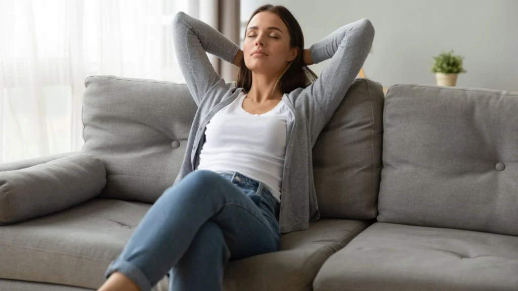 Il y a un type de satisfaction qui, de l’extérieur, peut passer pour de la solitude, avec un quotidien plus tranquille, moins d’activités et une vie qui ne se prête pas aux photos, et pourtant c’est l’un des états émotionnels les plus mal compris