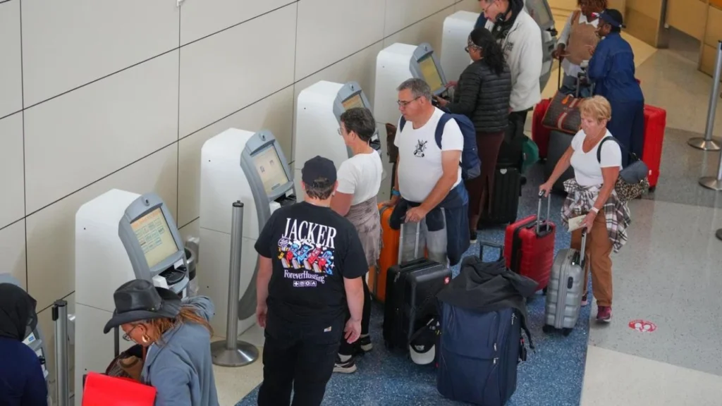 Ivre à l’aéroport, il déclenche l’ouverture d’une issue de secours, permettant à 1 000 passagers d’échapper aux contrôles : sept vols retardés