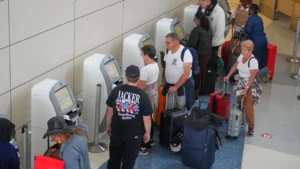Ivre à l’aéroport, il déclenche l’ouverture d’une issue de secours, permettant à 1 000 passagers d’échapper aux contrôles : sept vols retardés