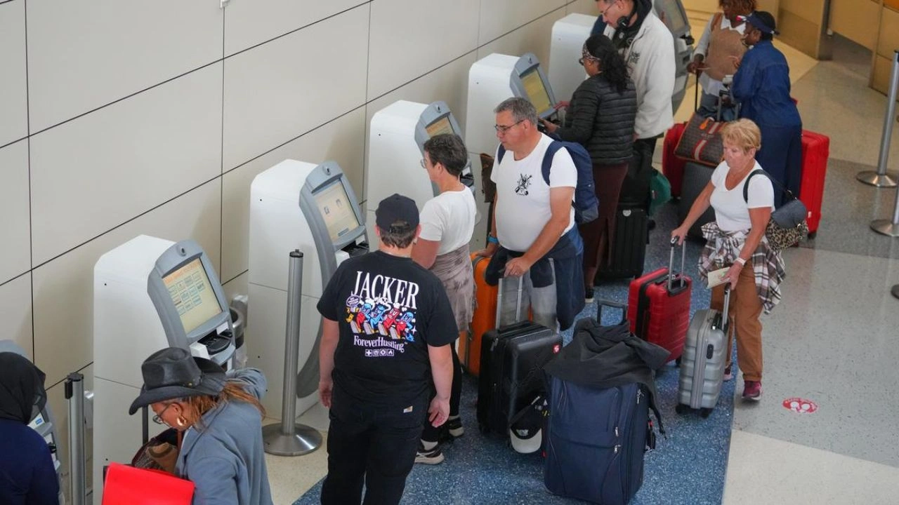 Ivre à l’aéroport, il déclenche l’ouverture d’une issue de secours, permettant à 1 000 passagers d’échapper aux contrôles : sept vols retardés