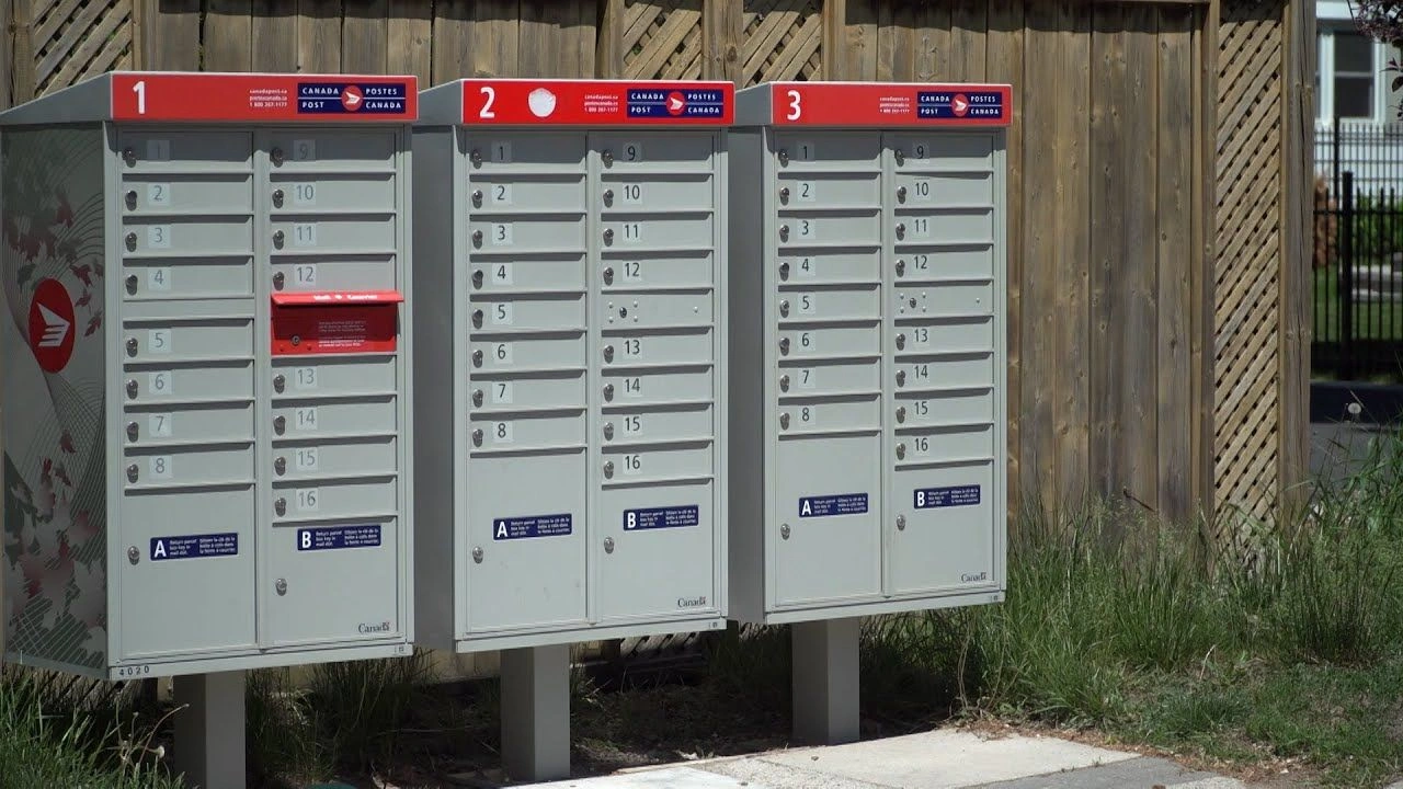 Postes Canada met fin à la livraison du courrier à domicile dans trois villes du Québec