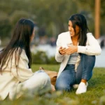 Selon la psychologie, ceux qui se sentent le plus incompris ne manquent pas de communication, ils analysent simplement le monde à un niveau que la majorité des échanges ne permet pas d’explorer