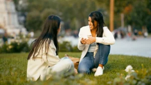 Selon la psychologie, ceux qui se sentent le plus incompris ne manquent pas de communication, ils analysent simplement le monde à un niveau que la majorité des échanges ne permet pas d’explorer