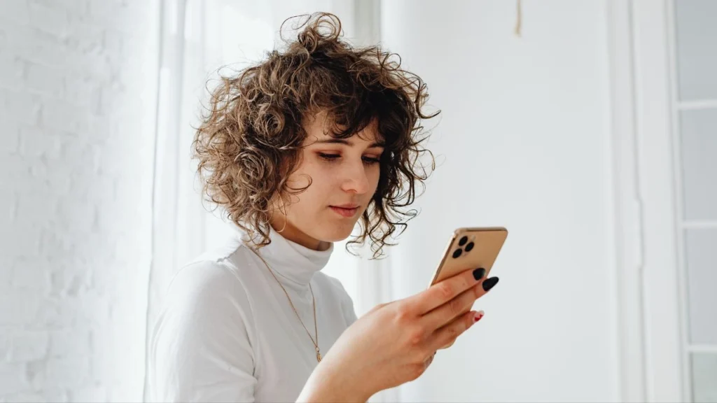 Selon la psychologie, les individus qui passent des heures à parcourir les réseaux sociaux ne sont pas simplement désœuvrés ou faibles d’esprit, mais enfermés dans un mécanisme de rétroaction créé par des chercheurs en comportement pour imiter la socialisation sans offrir les véritables avantages psychologiques qui l’accompagnent