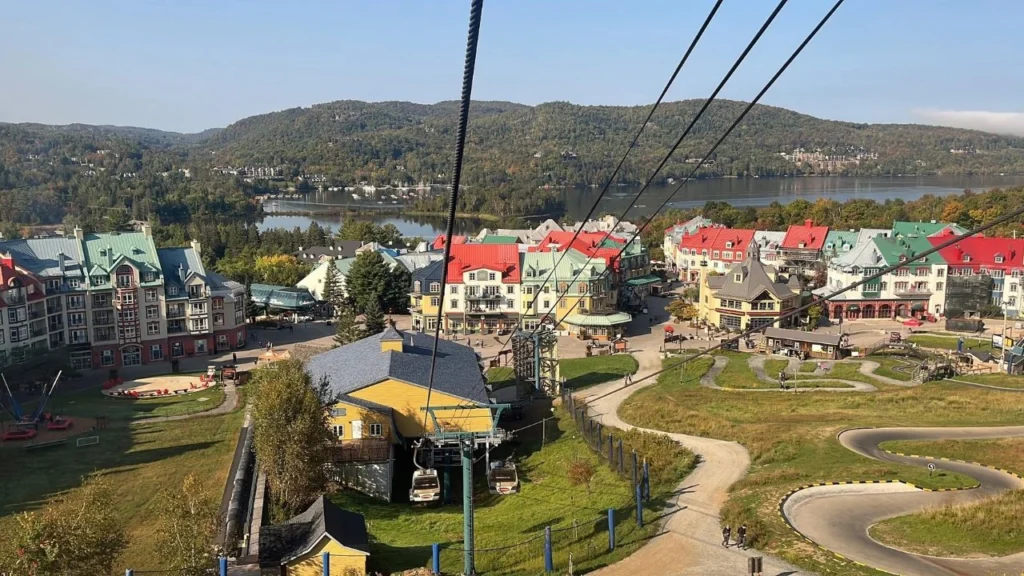 Ce village québécois a l’air sorti d’un film Hallmark et représente la destination parfaite pour l’été