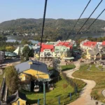 Ce village québécois a l’air sorti d’un film Hallmark et représente la destination parfaite pour l’été