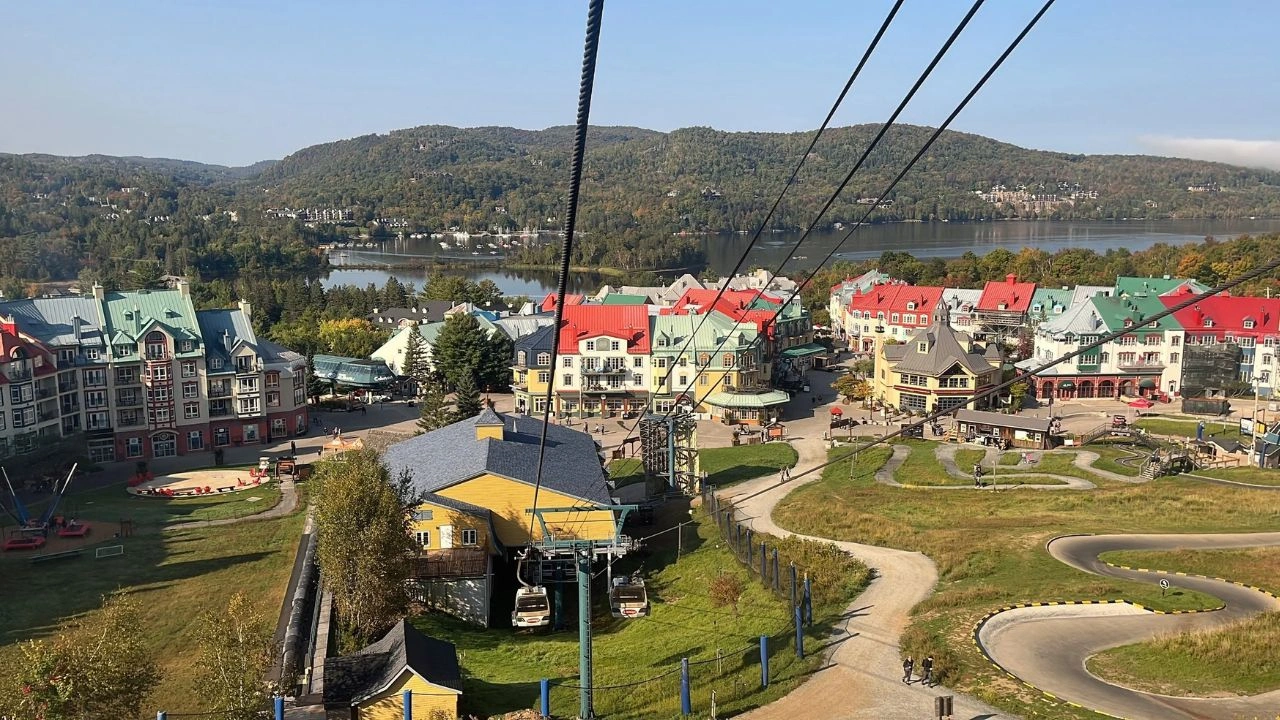 Ce village québécois a l’air sorti d’un film Hallmark et représente la destination parfaite pour l’été