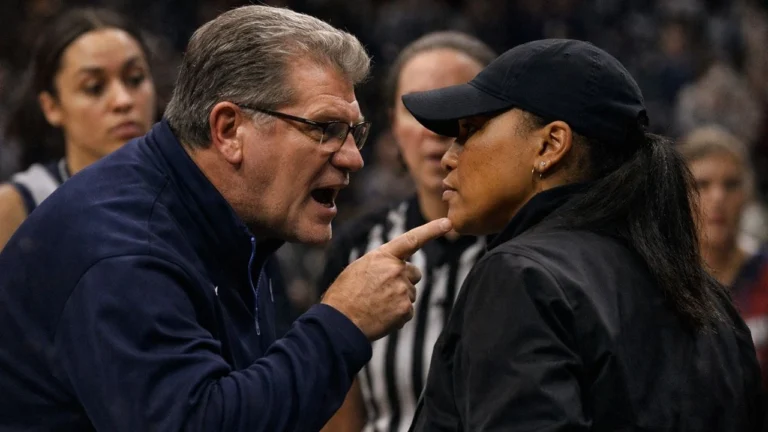 UConn battu, polémique immédiate, Geno Auriemma accusé d’un comportement inapproprié envers Dawn Staley en pleine tension