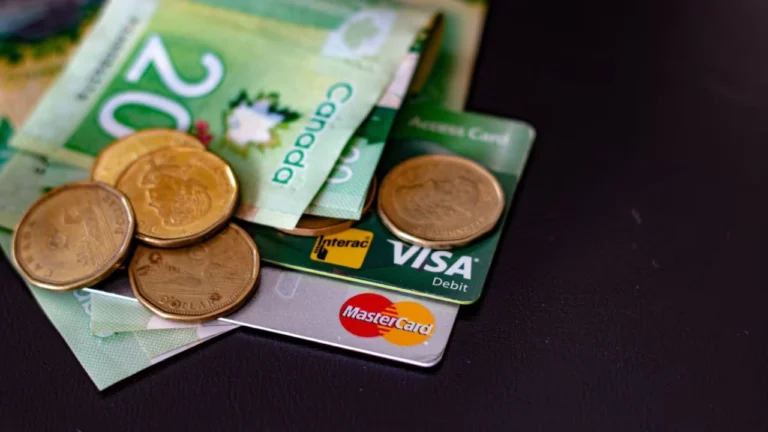 Voici les raisons pour lesquelles le dollar canadien est si faible face au dollar américain