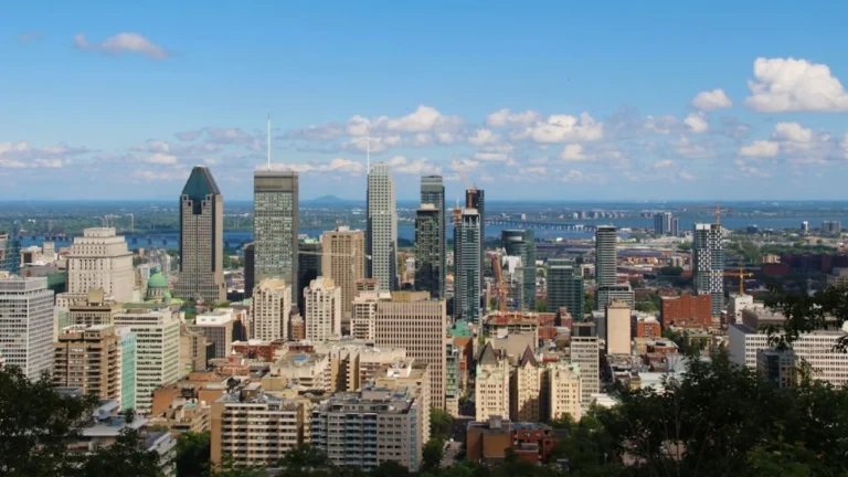 Comparaison du tourisme au Québec entre Québec et Montréal : quelle ville choisir