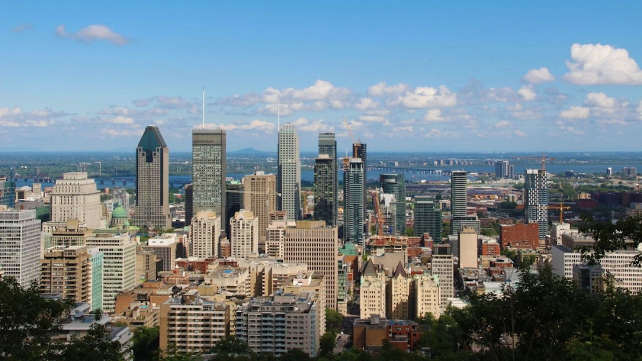 Comparaison du tourisme au Québec entre Québec et Montréal : quelle ville choisir