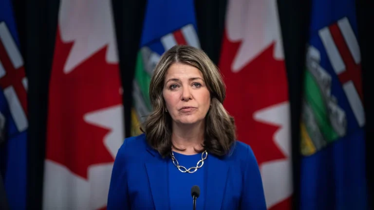 Danielle Smith se dit ouverte à des changements constitutionnels touchant les droits des traités