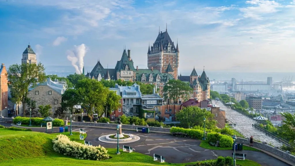 Destinations de voyage au Québec : explorer les lieux incontournables hors Québec et Montréal