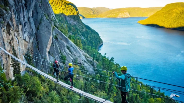 Randonnée au Québec et aventures nature : découvrir chutes, sentiers et fjords