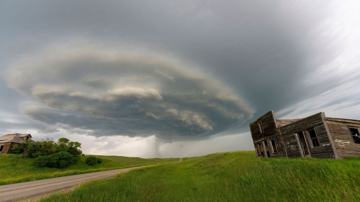 Thunderstorm Capable of Producing Tornadoes Heads Toward Edmonton Region